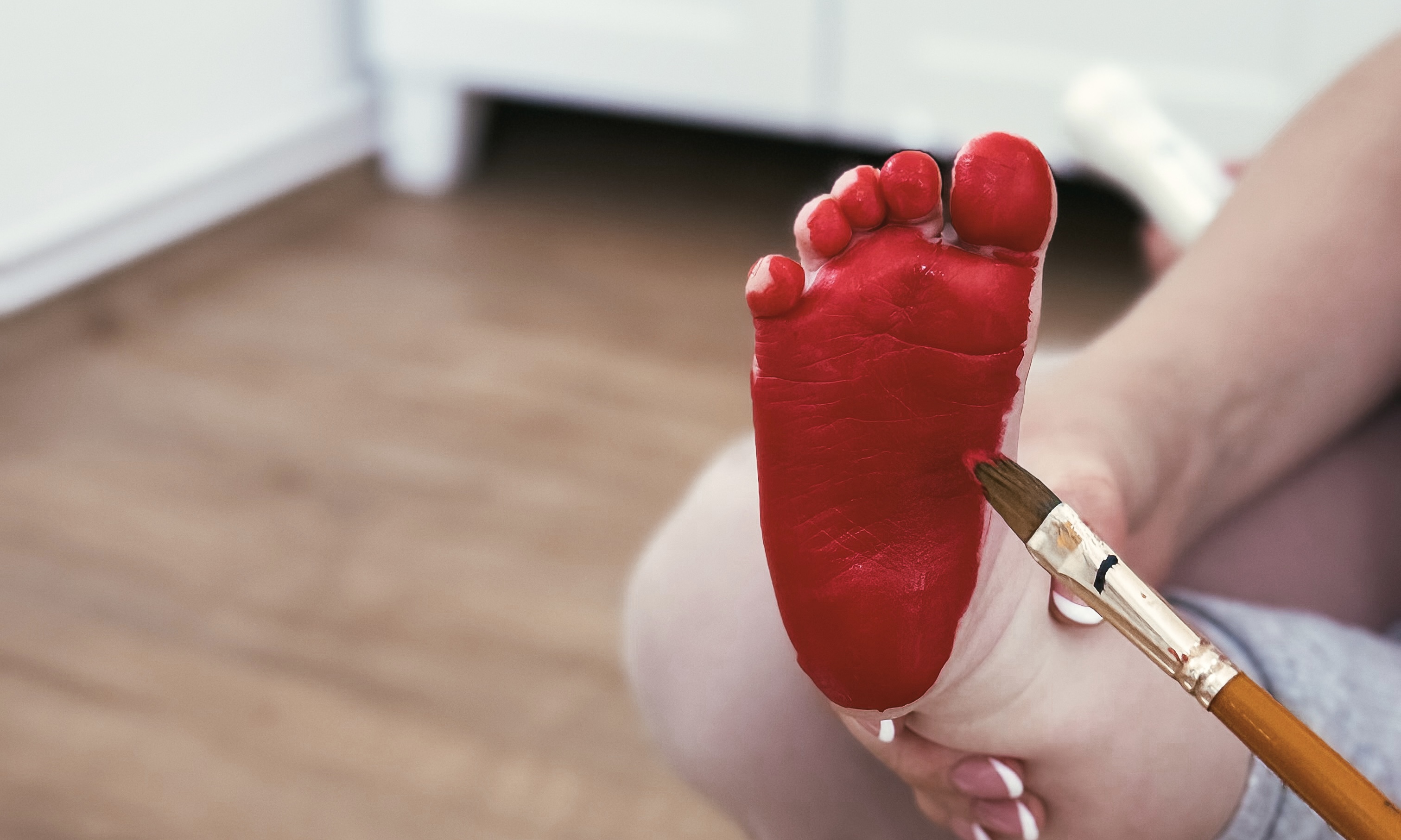 Dětská noha pomalovaná temperovou barvou